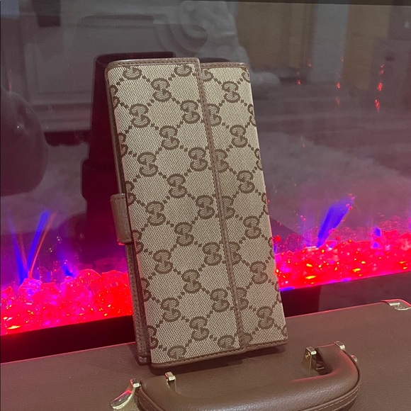 Gucci Beige and Brown Monogram Wallet - Picture 2 of 12